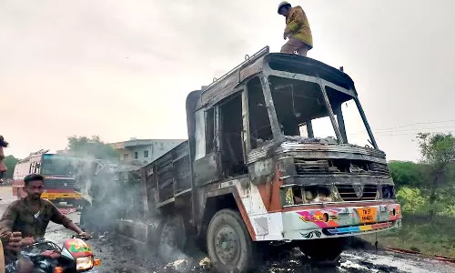 சிவகாசி அருகே நடுரோட்டில் தீப்பிடித்து எரிந்த லாரி- டிரைவர் உள்பட 5 பேர் உயிர் தப்பினர்
