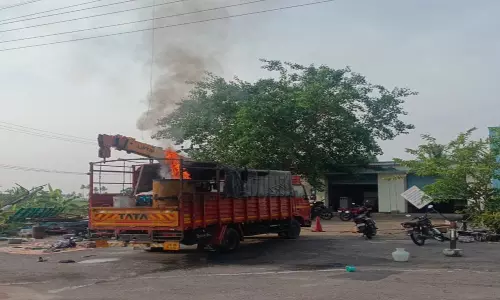 கள்ளக்குறிச்சியில்  சாலை பணியின்போது மினி லாரியில் தீ விபத்து:   2 பேர் படுகாயம்