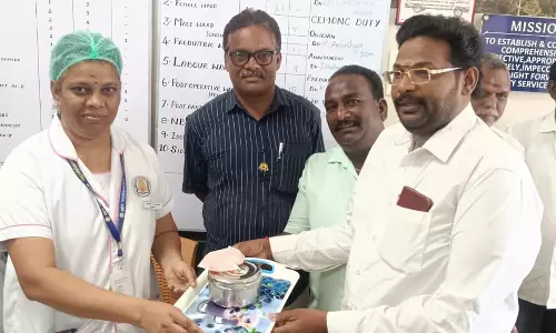 ஜெயங்கொண்டம் அரசு மருத்துவமனையில் செவிலியர்களுக்கு பரிசு பொருட்கள்