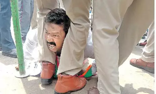 ஆந்திராவில் முதல்-அமைச்சர் வாகனத்தை மறிக்க முயற்சி: பா.ஜ.க. நிர்வாகியை கழுத்தில் மிதித்து தாக்கிய டி.எஸ்.பி.