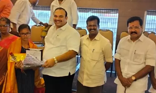 அதிக மதிப்பெண் பெற்ற அரசு பள்ளி மாணவர்களுக்கு கல்வி ஊக்கத்தொகை