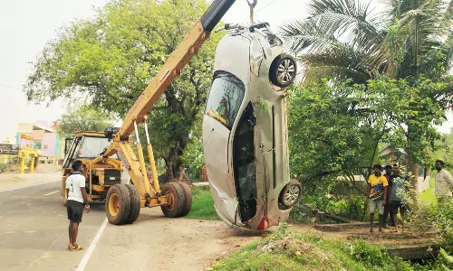 கொங்கராம்பட்டு பகுதியில் கால்வாயில் கவிழ்ந்த கார்
