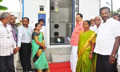 ராணிப்பேட்டை உழவர் சந்தையில் குளிர் பதன கிடங்கு, தானியங்கி மஞ்சப்பை எந்திரம்