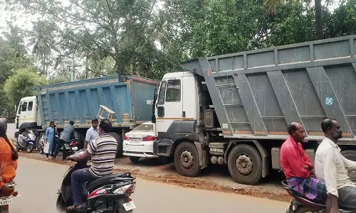 குழித்துறையில் அதிக பாரம் ஏற்றிச் சென்ற 2 கனரக லாரி பறிமுதல்
