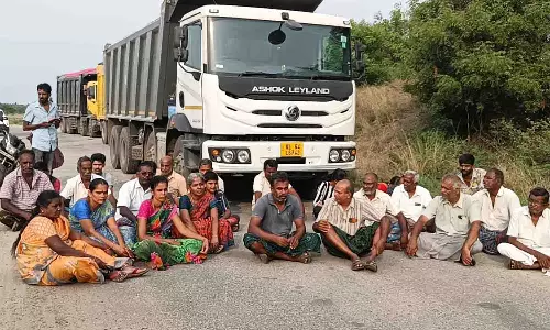 பல்லடத்தில் இருந்து கனிம வளங்களை கேரளாவுக்கு கொண்டு சென்ற லாரிகளை சிறைப்பிடித்த மக்கள்
