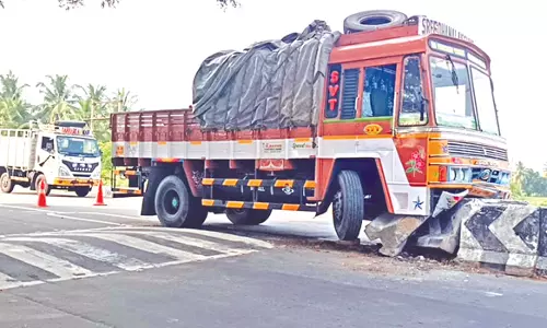 வெங்காய பாரம் ஏற்றி வந்த லாரி சென்டர் மீடியனில் மோதி விபத்து