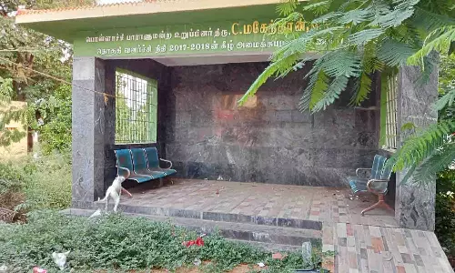 உடுமலை காந்திநகர் பயணிகள் நிழற்குடையை சீரமைத்து தர வேண்டும் - பொதுமக்கள் கோரிக்கை