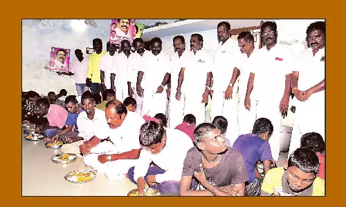 மனவளர்ச்சி குன்றியோர் பள்ளியில் மாணவிகளுக்கு உணவு