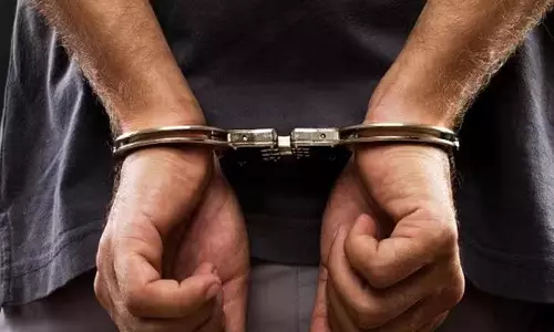 கணவன்-மனைவியை அரிவாளால் வெட்டிய தொழிலாளி கைது
