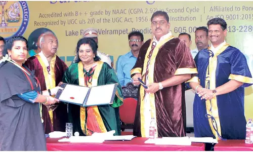 சாரதா கங்காதரன் கல்லூரியில் பட்டமளிப்பு விழா