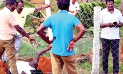 உடன்குடியில் சாய்ந்த மின் கம்பம் உடனடியாக சீரமைப்பு