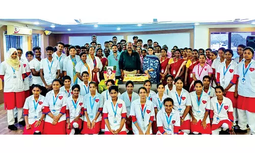 கிருஷ்ணகிரி டி.சி.ஆர். மருத்துவமனையில் செவிலியர் தின விழா