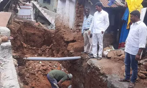 குன்னூரில் ஆற்று வெள்ளம் ஊருக்குள் நுழைவதை தடுக்க சுவர்