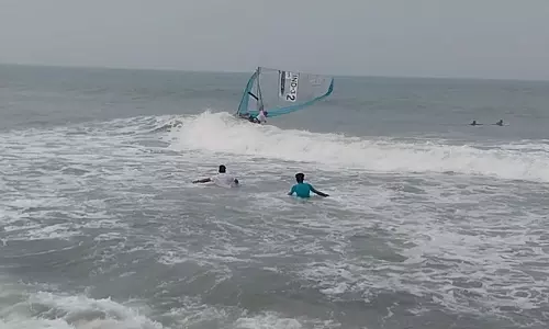 கோவளத்தில் வீரர்கள் பயிற்சி எடுத்தபோது கடல் சீற்றத்தில் சிக்கி பாய்மர படகு சேதம்