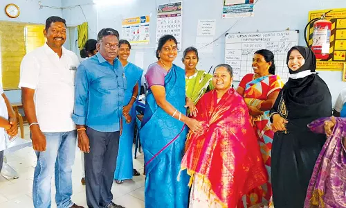 திருத்துறைப்பூண்டியில் செவிலியர்களை கவுரப்படுத்திய நகர்மன்ற தலைவர்