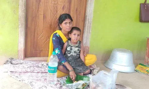 மாமனாரின் பாலியல் தொல்லையை தடுக்காத கணவரை கண்டித்து   தர்ணாவில் ஈடுபட்ட பெண்