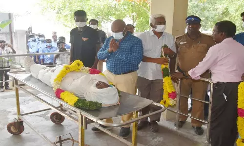 பள்ளம் தோண்டும் பணியின் போது உயிரிழந்த வடமாநில தொழிலாளருக்கு ரூ.15 லட்சம் வழங்க ஏற்பாடு:  விழுப்புரம் கலெக்டர் தகவல்