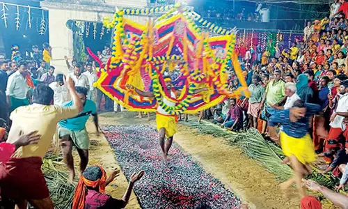 மயிலாடுதுறை பெரிய மாரியம்மன் கோயிலில் தீமிதி திருவிழா