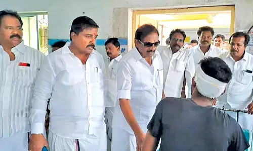 சீர்காழி சாலை விபத்தில் காயம் அடைந்தவர்களுக்கு எம்.பி., எம்.எல்.ஏ.க்கள் ஆறுதல்