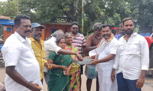 கர்நாடக தேர்தலையொட்டி மீஞ்சூர் பகுதியில் காங்கிரஸ் கட்சியினர் கொண்டாட்டம்