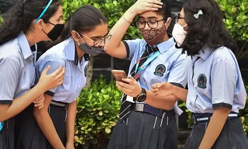 கடந்த ஆண்டை விட சி.பி.எஸ்.இ. தேர்ச்சி சதவீதம் குறைவு- கணிதம் கடினமாக இருந்ததால் மாணவர்கள் மார்க் குறைந்தது