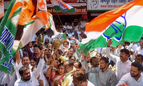 கர்நாடகாவில் காங்கிரஸ் வெற்றி - தனிப் பெரும்பான்மையுடன் ஆட்சி அமைக்கிறது - தொண்டர்கள் கொண்டாட்டம்