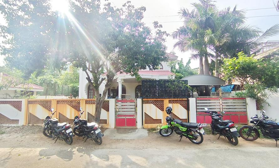 டாக்டர் வீட்டின் கதவை உடைத்து 250 பவுன் நகைகள் கொள்ளை- மர்மநபர்களுக்கு போலீஸ் வலை வீச்சு