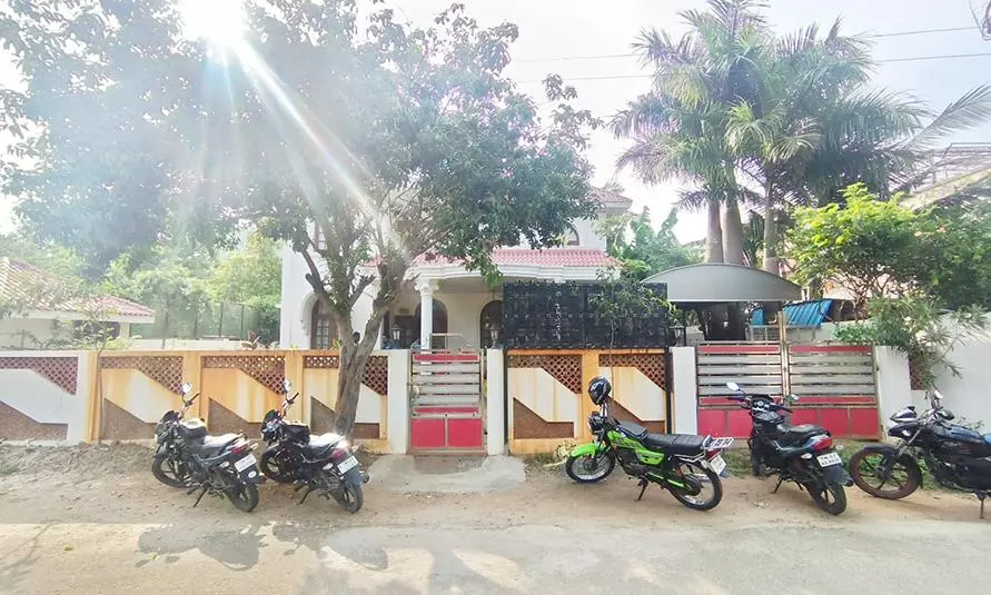 டாக்டர் வீட்டின் கதவை உடைத்து 250 பவுன் நகைகள் கொள்ளை- மர்மநபர்களுக்கு போலீஸ் வலை வீச்சு டாக்டர் வீட்டின் கதவை உடைத்து 250 பவுன் நகைகள் கொள்ளை- மர்மநபர்களுக்கு போலீஸ் வலை வீச்சு