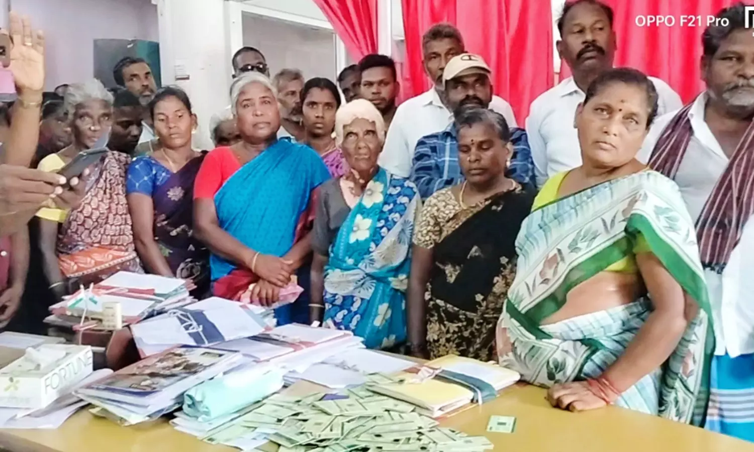 பொது இடத்தில் ரேசன் கடை கட்ட வலியுறுத்தி துணை வட்டாட்சியரிடம் கிராமமக்கள் குடும்ப அட்டைகள் ஒப்படைப்பு பொது இடத்தில் ரேசன் கடை கட்ட வலியுறுத்தி துணை வட்டாட்சியரிடம் கிராமமக்கள் குடும்ப அட்டைகள் ஒப்படைப்பு