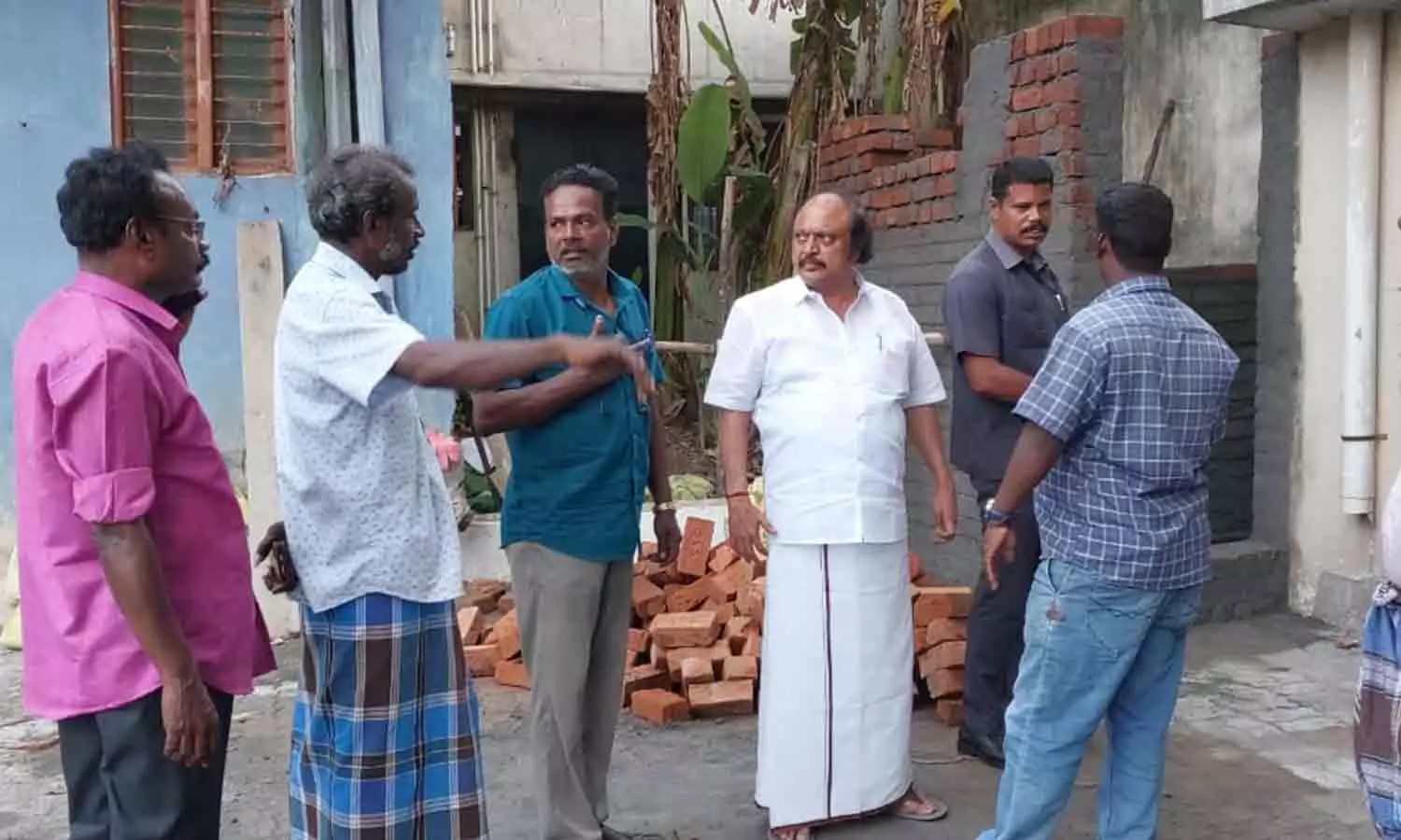 குளியல் அறையுடன் நவீன கழிப்பிடம் குளியல் அறையுடன் நவீன கழிப்பிடம்