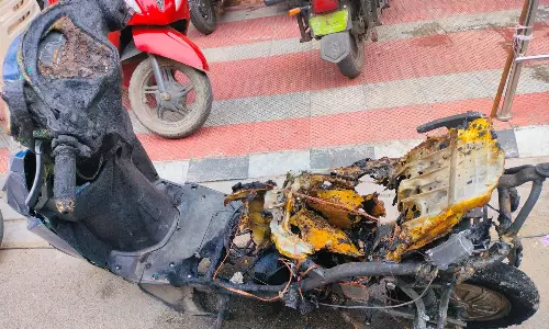 ஈரோட்டில் சார்ஜர் போட்ட போது தீ பிடித்து எரிந்த எலக்ட்ரிக் ஸ்கூட்டர்