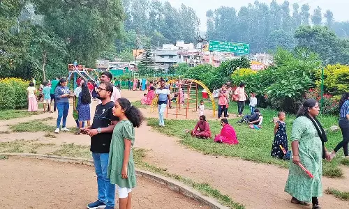 தொடர் விடுமுறையையொட்டி ஏற்காட்டில் குவிந்த சுற்றுலா பயணிகள்