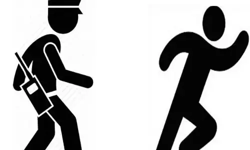 போலீசிடம் சிக்காமல் இருக்க பாலத்தில் இருந்து குதித்த வாலிபர்- படுகாயத்துடன் ஆஸ்பத்திரியில் அனுமதி