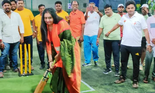 திருப்பூரில் பா.ஜனதா சார்பில் நடந்த  மின்னொளி கிரிக்கெட் போட்டியில் பேட்டிங், பவுலிங் செய்து அசத்திய நடிகை நமீதா