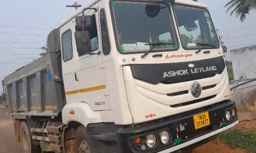 பல்லடத்தில் 2-வது நாளாக அதிக அளவில் ஜல்லி கற்கள் ஏற்றிய லாரி சிறை பிடிப்பு