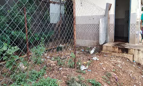 சின்னமனூர் அருகே நோய் தொற்று பரப்பும் பொது கழிப்பறை