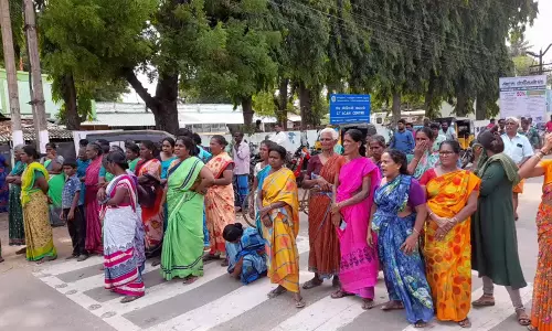 அறந்தாங்கி அருகே சிறைக்கு சென்று வந்தவர் மன உளைச்சலில் திடீர் தற்கொலை-உறவினர்கள் சாலை மறியல்