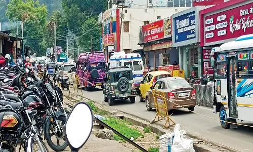 போக்குவரத்து நெரிசலால் திணறும் கொடைக்கானல் மேல்மலை கிராமங்களுக்கு படையெடுக்கும் சுற்றுலா பயணிகள்