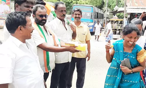 ெபாதுமக்களுக்கு இனிப்பு வழங்கிய காங்கிரசார்
