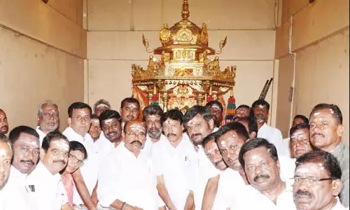 எடப்பாடி பழனிசாமி பிறந்தநாள் விழா:சிவன்மலை முருகன் கோவிலில் தங்கத்தேர் இழுத்து சிறப்பு வழிபாடு