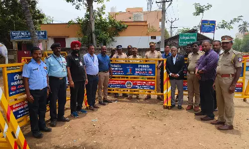 பிம்ஸ் ஆஸ்பத்திரி சார்பில் ரூ.2 லட்சம் மதிப்பில் பேரிகார்டுகள்