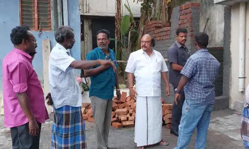 குளியல் அறையுடன்  நவீன கழிப்பிடம்