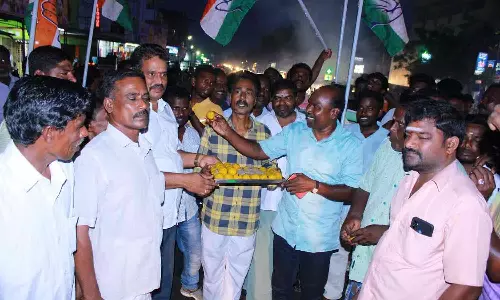 காங்கிரஸ் பிரமுகர் மோகன்தாஸ் இனிப்பு வழங்கி கொண்டாட்டம்