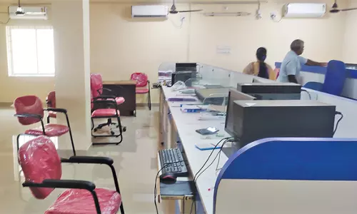 பரமத்தி வேலூர் ஒழுங்குமுறை விற்பனை கூடத்தில் ஏல விலை நிலவரம் தெரியாமல்  விவசாயிகள் அவதி