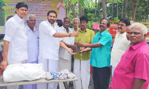 பொதுமக்களுக்கு மரக்கன்று- அன்னதானம்-வையாபுரி மணிகண்டன் வழங்கினார்