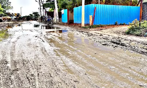 மதுரையில் மழை பெய்தால் சகதிக்காடாகும் மதுரை மாநகர சாலைகள்