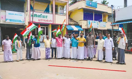 முத்துப்பேட்டையில் காங்கிரசார் பட்டாசு வெடித்து கொண்டாடினர்