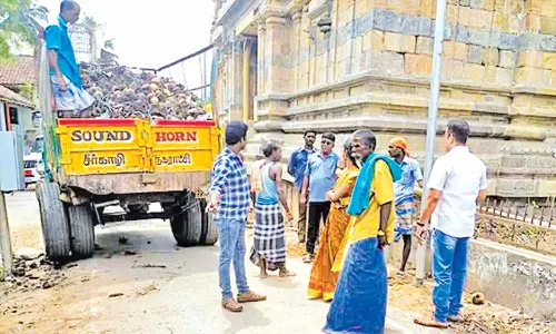 சீர்காழி சட்டநாதர் சுவாமி கோயிலை சுற்றி தூய்மைபணி தீவிரம்