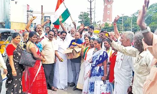 கர்நாடக தேர்தலில் காங்கிரஸ் வெற்றி: தஞ்சையில் காங்கிரசார் இனிப்பு வழங்கி கொண்டாட்டம்