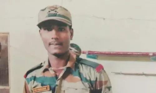 வாகனம் மோதி ராணுவ வீரர் பலி